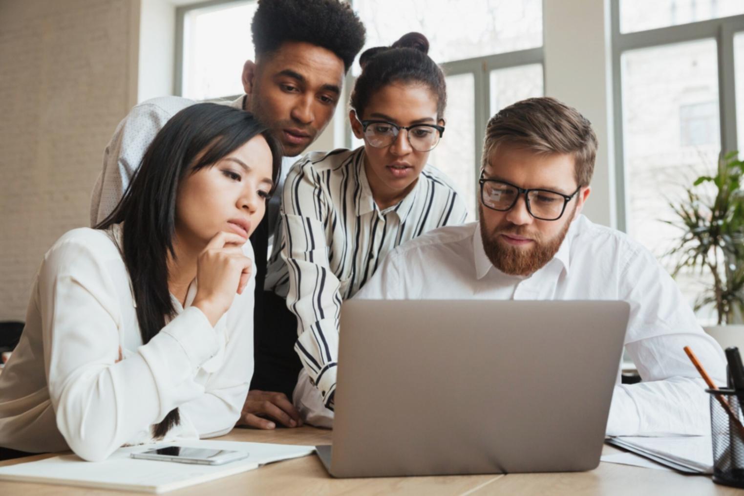 Team-Meeting mit Datenvisualisierung auf Bildschirmen